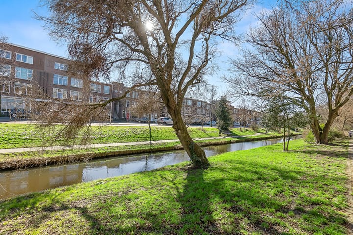 Atmospheric Ground Floor Apartment with Exceptionally Deep Backyard — 80