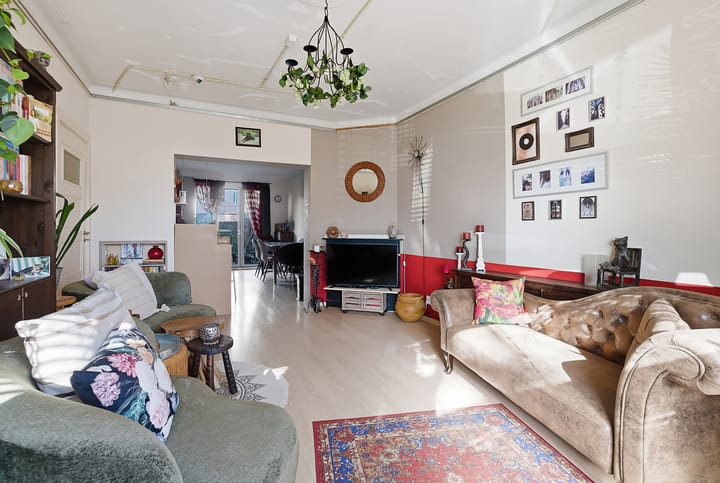 Atmospheric Ground Floor Apartment with Exceptionally Deep Backyard — 12