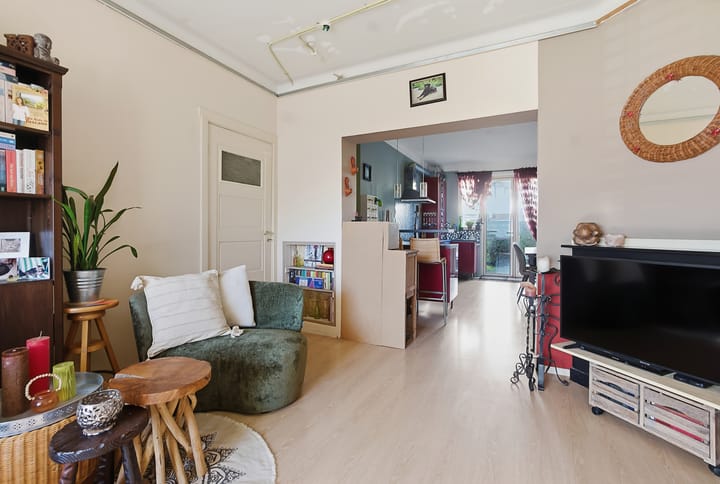 Atmospheric Ground Floor Apartment with Exceptionally Deep Backyard — 16