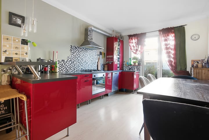 Atmospheric Ground Floor Apartment with Exceptionally Deep Backyard — 20