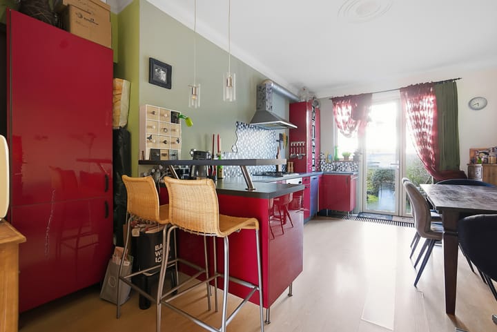 Atmospheric Ground Floor Apartment with Exceptionally Deep Backyard — 34