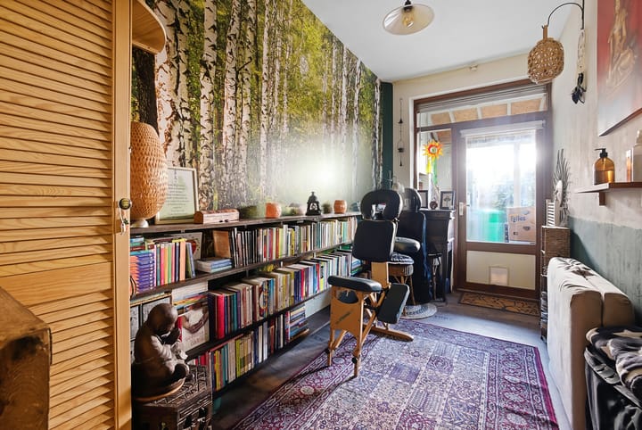 Atmospheric Ground Floor Apartment with Exceptionally Deep Backyard — 42