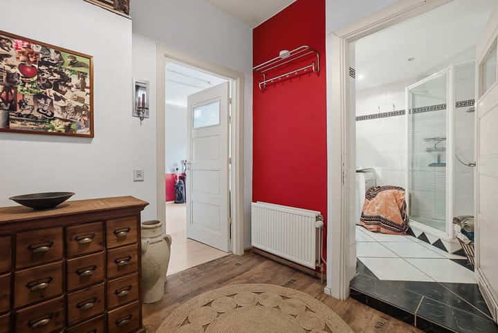 Atmospheric Ground Floor Apartment with Exceptionally Deep Backyard — 56
