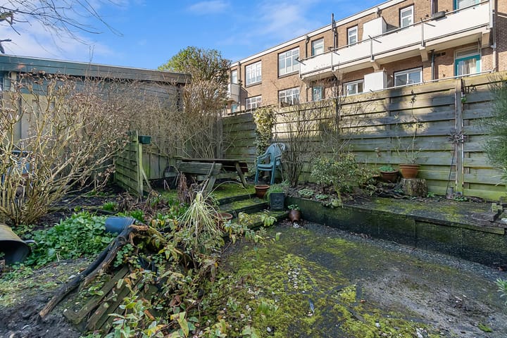 Atmospheric Ground Floor Apartment with Exceptionally Deep Backyard — 64