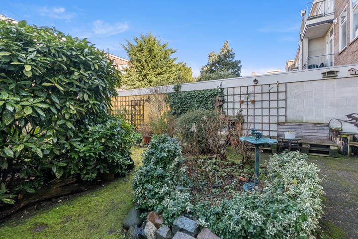 Atmospheric Ground Floor Apartment with Exceptionally Deep Backyard — 72