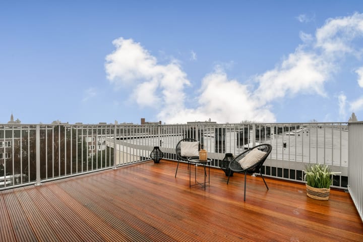 Modern Apartment with Rooftop Terrace in Amsterdam West — 32