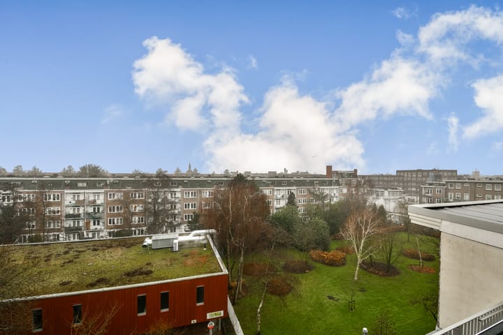 Modern Apartment with Rooftop Terrace in Amsterdam West — 34