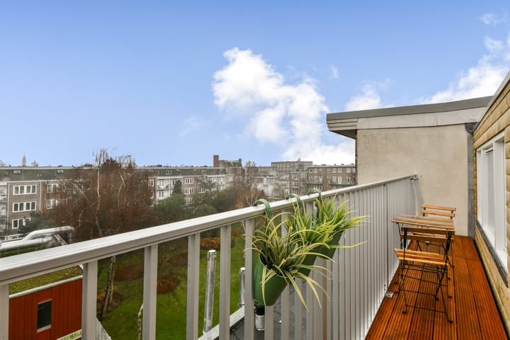 Modern Apartment with Rooftop Terrace in Amsterdam West — 19