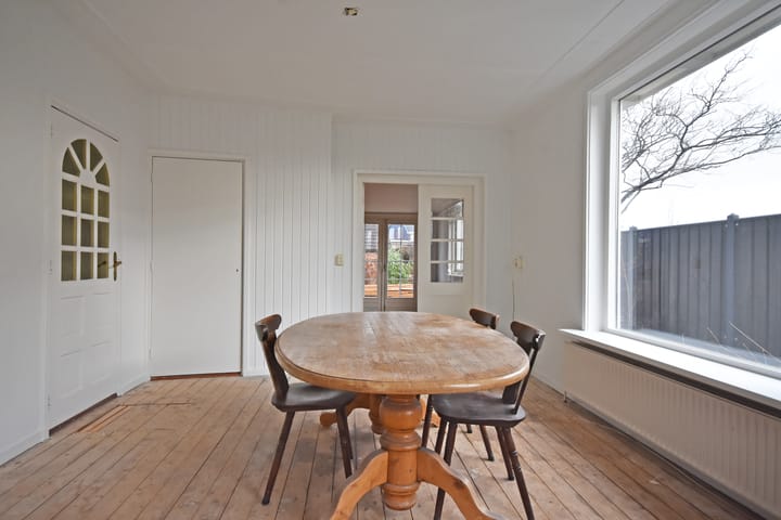 Spacious Detached House with Large Garage and Sunny Garden in De Westereen — 45
