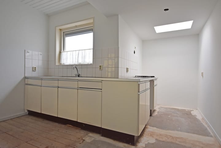 Spacious Detached House with Large Garage and Sunny Garden in De Westereen — 53