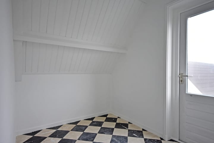 Spacious Detached House with Large Garage and Sunny Garden in De Westereen — 79