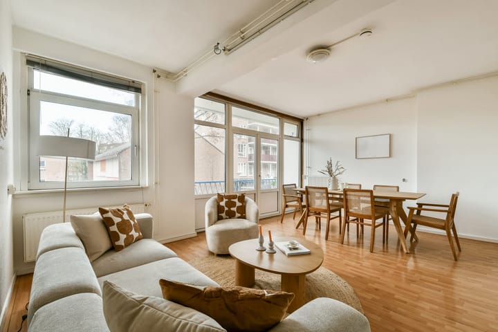 Photo 2 of Jacques Oppenheimstraat 16-H