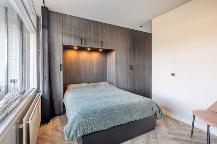 Stylishly Renovated Apartment with Custom Built-in Solutions — 21