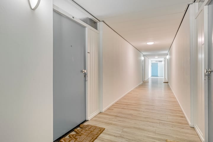 Stylishly Renovated Apartment with Custom Built-in Solutions — 37