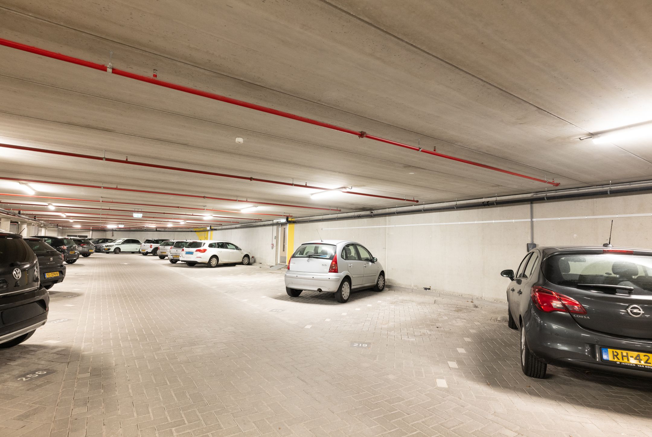 Modern Ground Floor Apartment with Large Southwest-Facing Garden in Sportheldenbuurt — 21