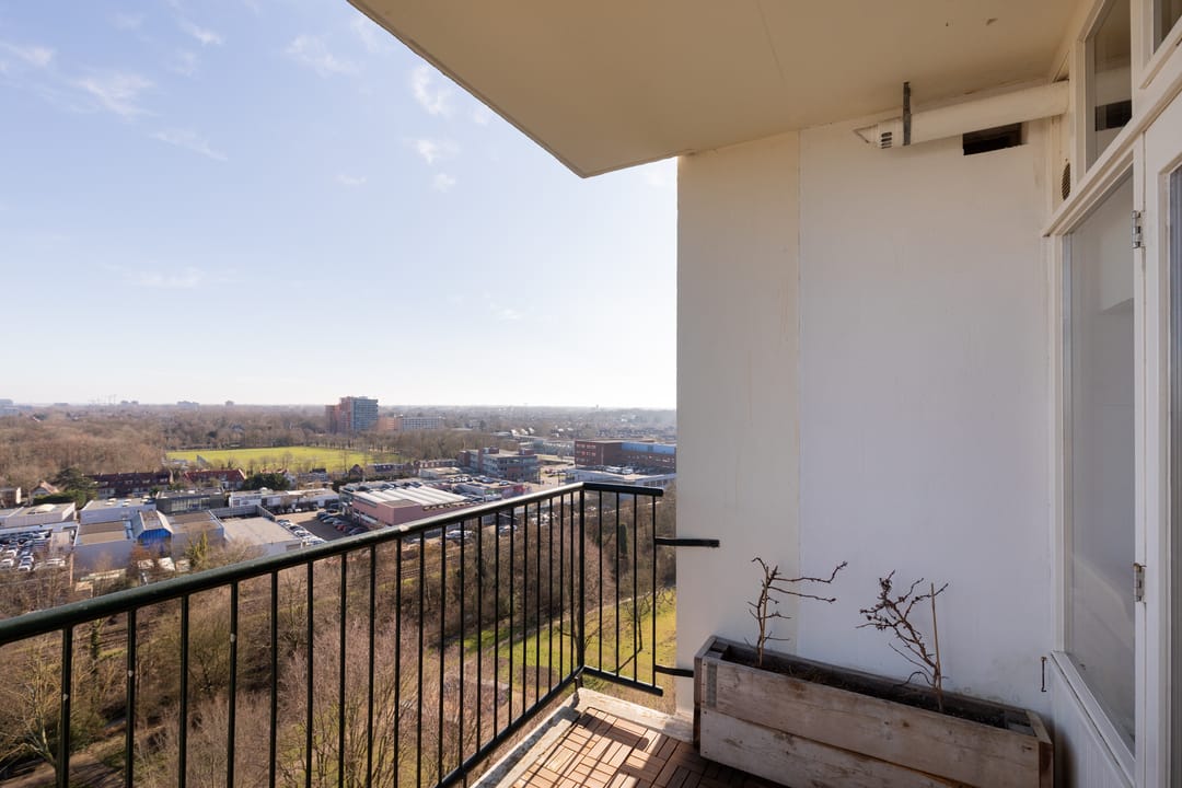 Charming 2-room apartment with stunning views — 15