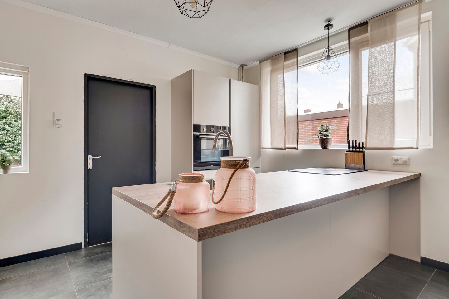 Photo 10 of Overweertstraat 27