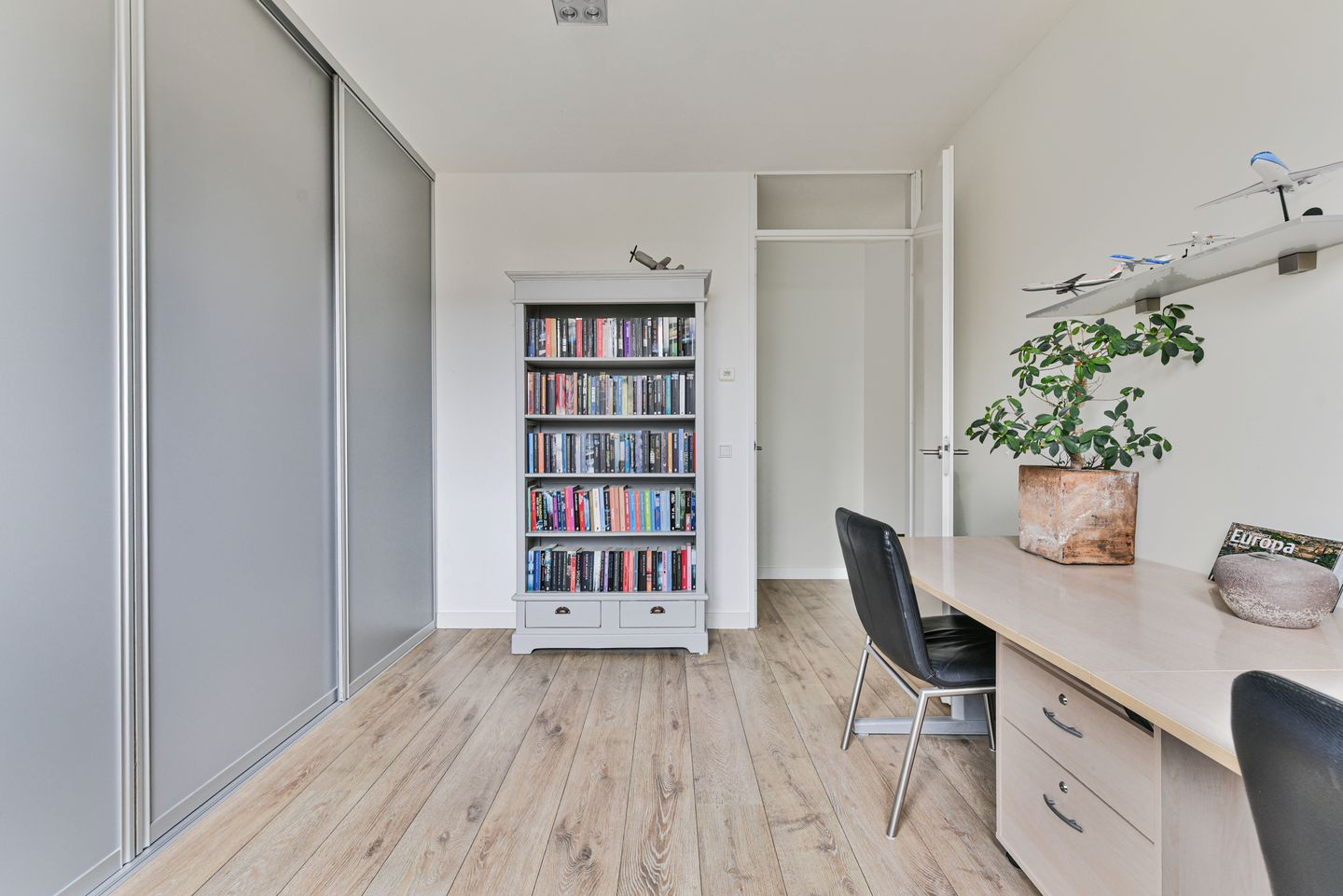 Photo 25 of Straat van Messina 12-C