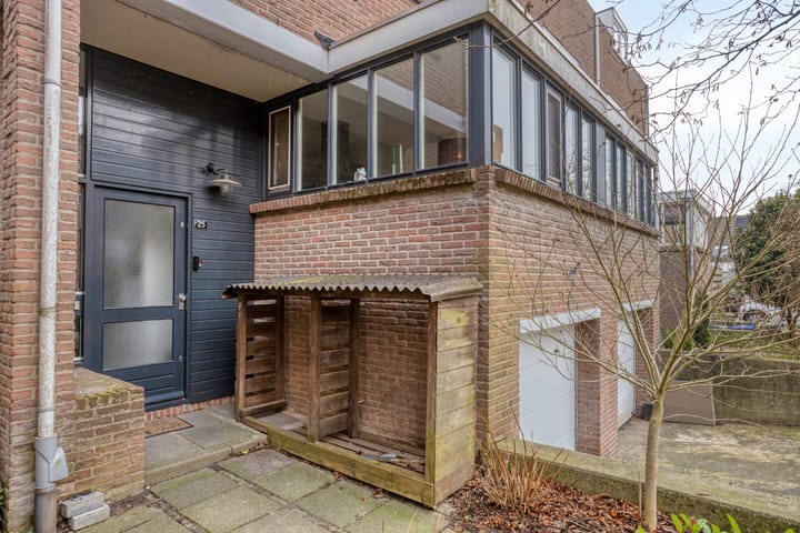 Spacious split-level corner home with garage in child-friendly Sterrenburg — 12