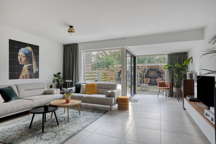 Spacious split-level corner home with garage in child-friendly Sterrenburg — 20