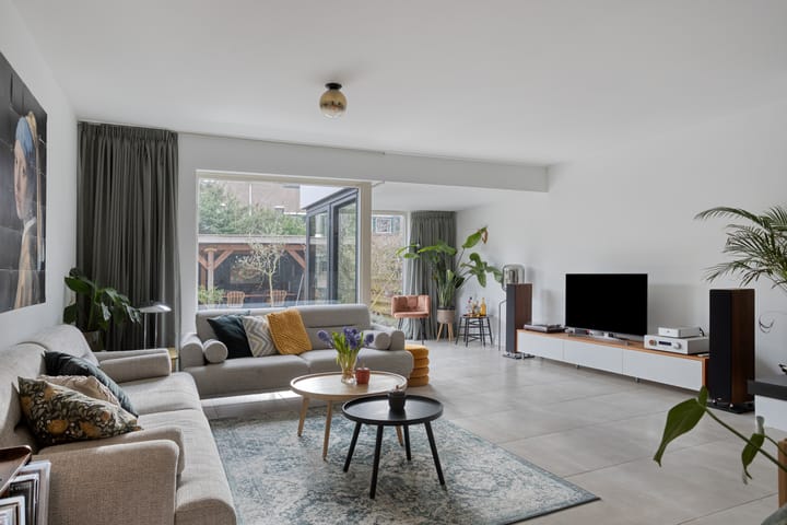 Spacious split-level corner home with garage in child-friendly Sterrenburg — 18