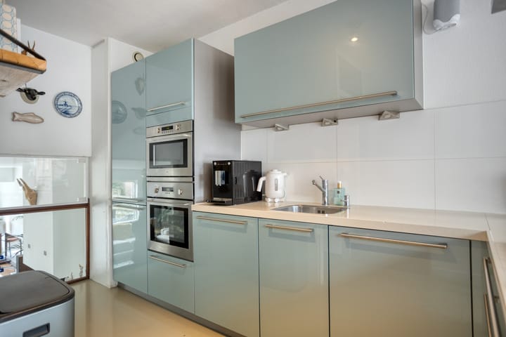 Spacious split-level corner home with garage in child-friendly Sterrenburg — 38
