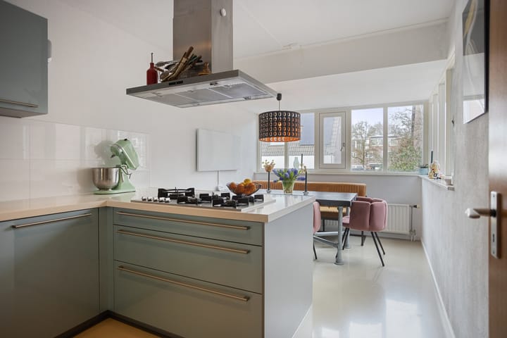 Spacious split-level corner home with garage in child-friendly Sterrenburg — 28