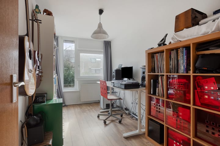 Spacious split-level corner home with garage in child-friendly Sterrenburg — 46
