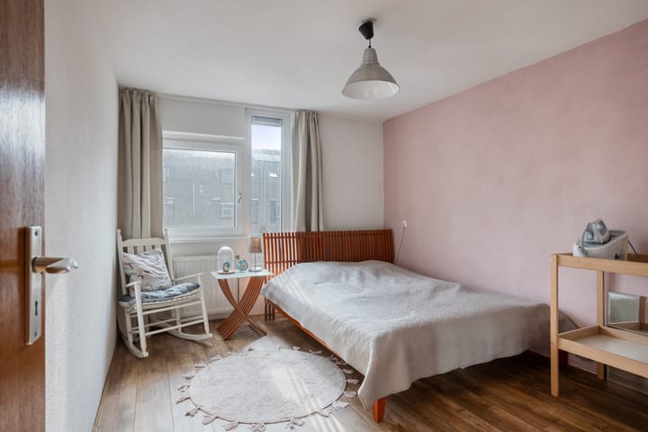 Spacious split-level corner home with garage in child-friendly Sterrenburg — 48