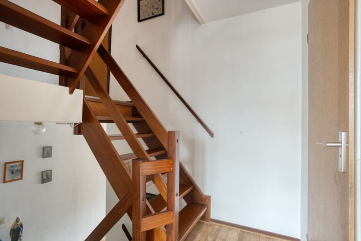 Spacious split-level corner home with garage in child-friendly Sterrenburg — 64