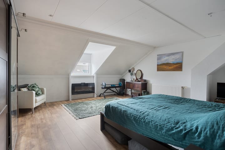 Spacious split-level corner home with garage in child-friendly Sterrenburg — 66