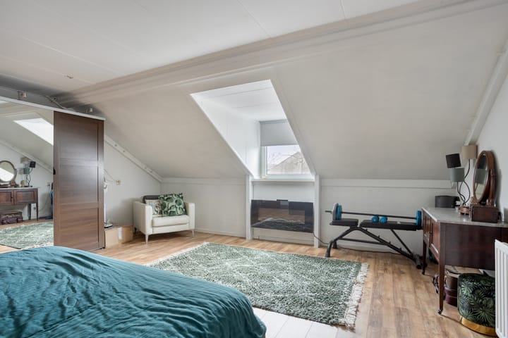 Spacious split-level corner home with garage in child-friendly Sterrenburg — 68
