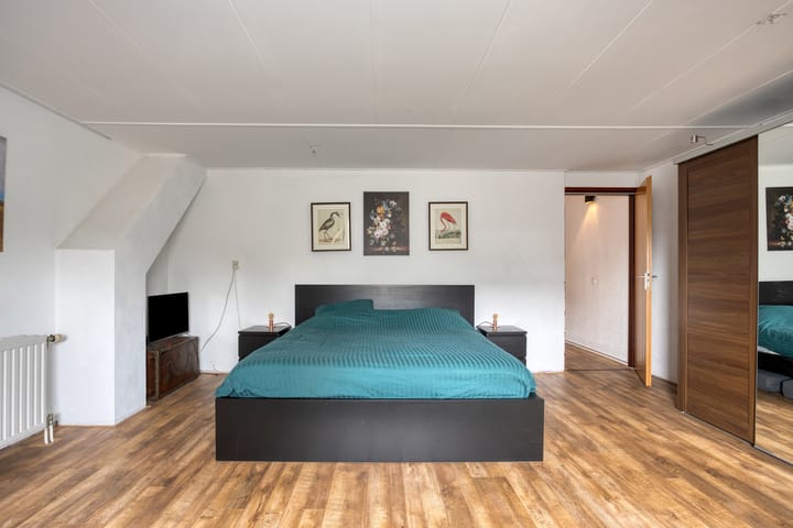 Spacious split-level corner home with garage in child-friendly Sterrenburg — 70