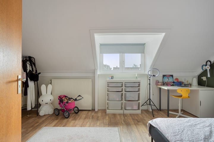 Spacious split-level corner home with garage in child-friendly Sterrenburg — 76