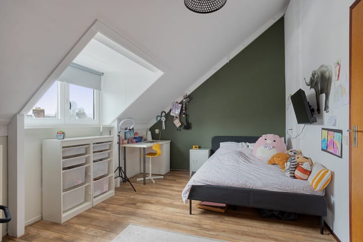 Spacious split-level corner home with garage in child-friendly Sterrenburg — 78