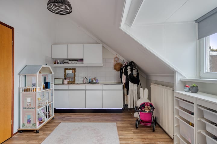 Spacious split-level corner home with garage in child-friendly Sterrenburg — 80