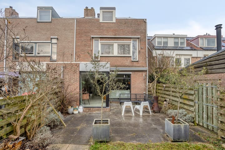 Spacious split-level corner home with garage in child-friendly Sterrenburg — 86