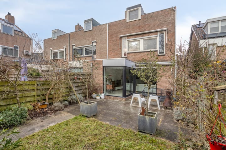 Spacious split-level corner home with garage in child-friendly Sterrenburg — 88