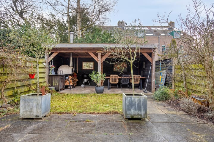 Spacious split-level corner home with garage in child-friendly Sterrenburg — 82