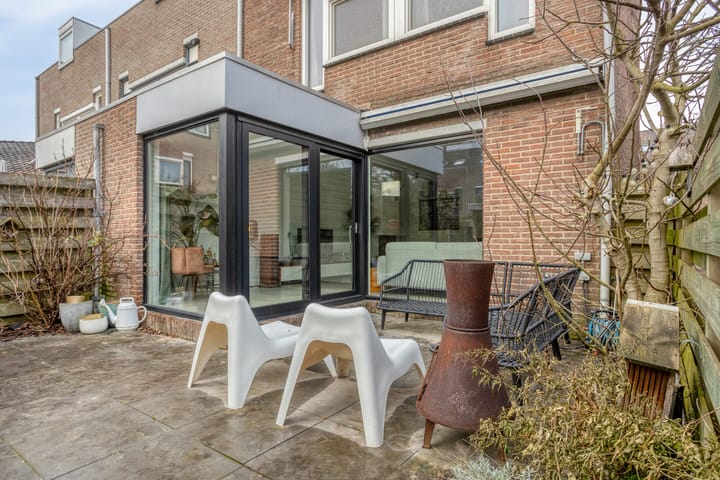 Spacious split-level corner home with garage in child-friendly Sterrenburg — 90