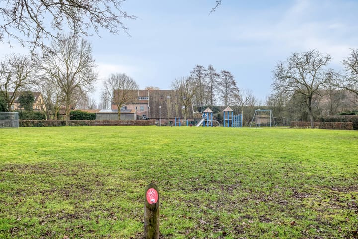 Spacious split-level corner home with garage in child-friendly Sterrenburg — 92