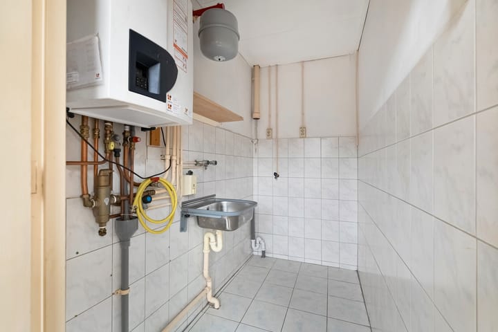 Spacious terraced home with renovation potential in Den Helder — 19