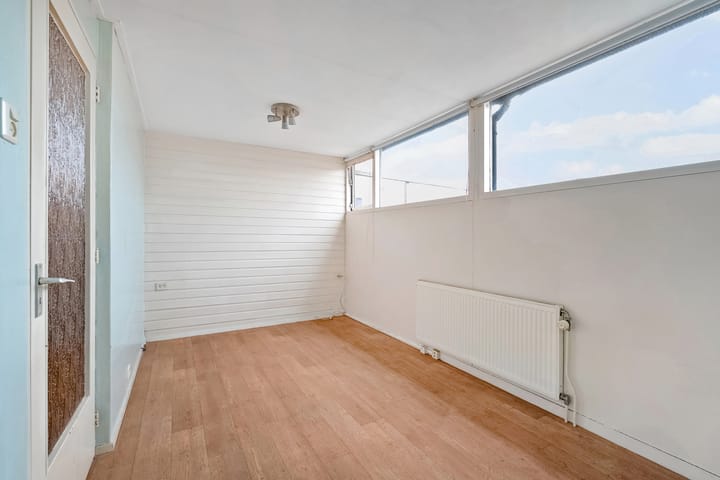 Spacious terraced home with renovation potential in Den Helder — 23