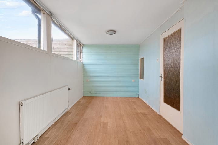 Spacious terraced home with renovation potential in Den Helder — 25