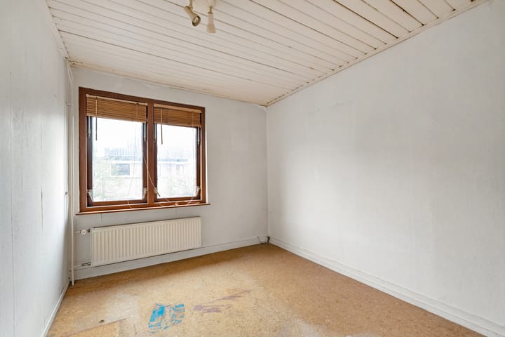 Spacious terraced home with renovation potential in Den Helder — 31