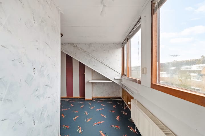 Spacious terraced home with renovation potential in Den Helder — 37