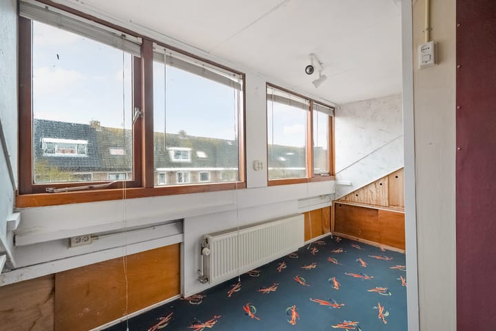Spacious terraced home with renovation potential in Den Helder — 39