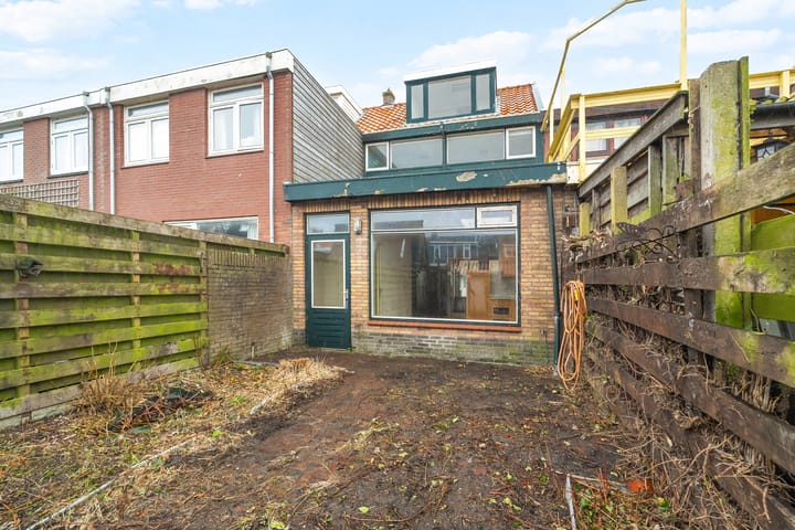 Spacious terraced home with renovation potential in Den Helder — 43
