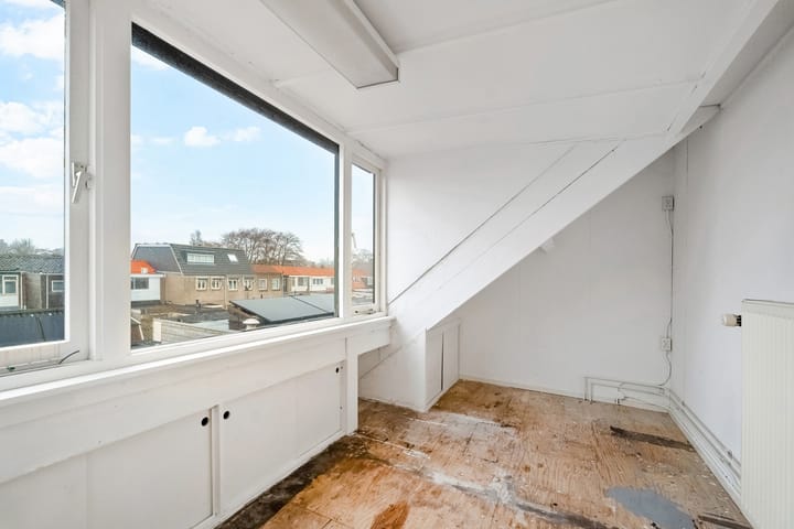 Spacious terraced home with renovation potential in Den Helder — 35