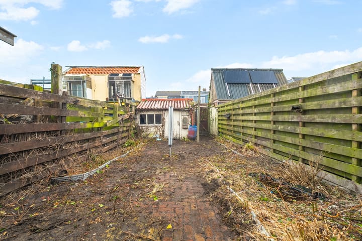 Spacious terraced home with renovation potential in Den Helder — 41